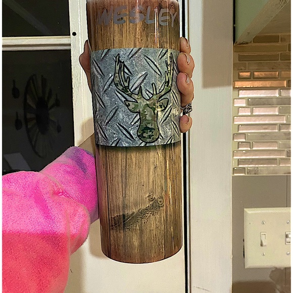 NIB DEER HUNTER WOODGRAIN W/Diamond plate strip through middle behind Camo deer - Picture 4 of 7